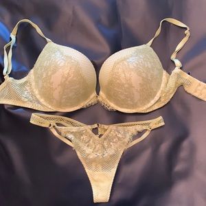 NWOT Victorias Secret matching bra and panty set